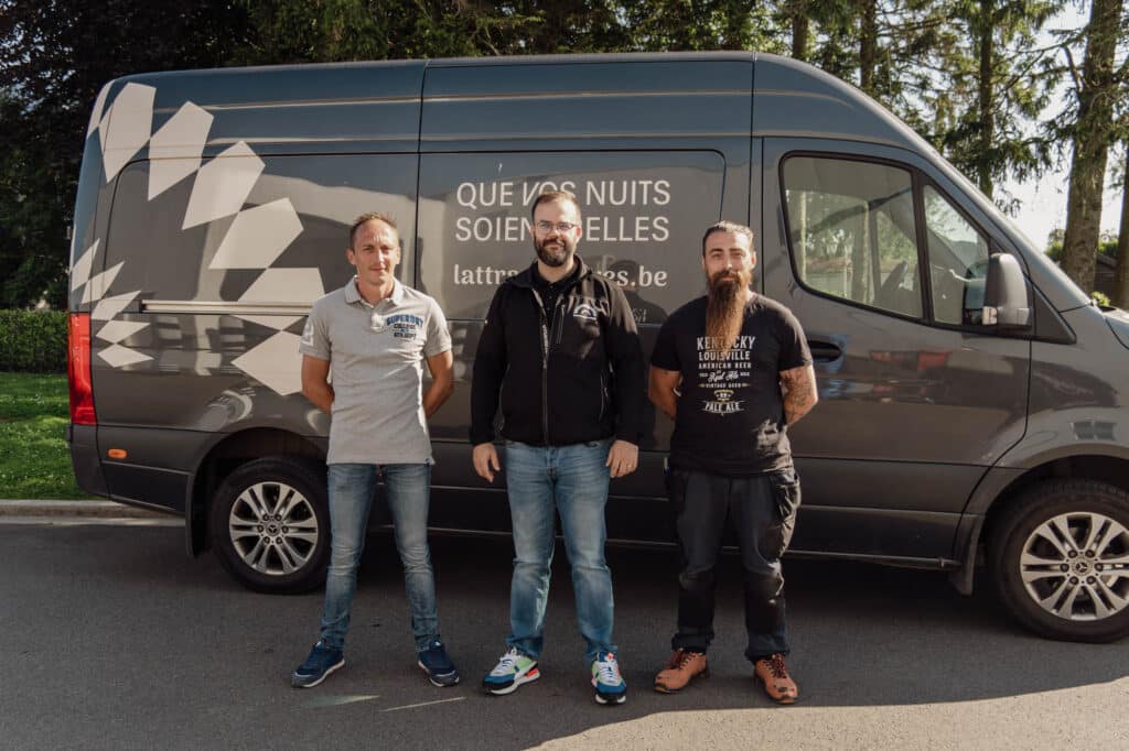 L'équipe réunie devant la camionnette de livraison
