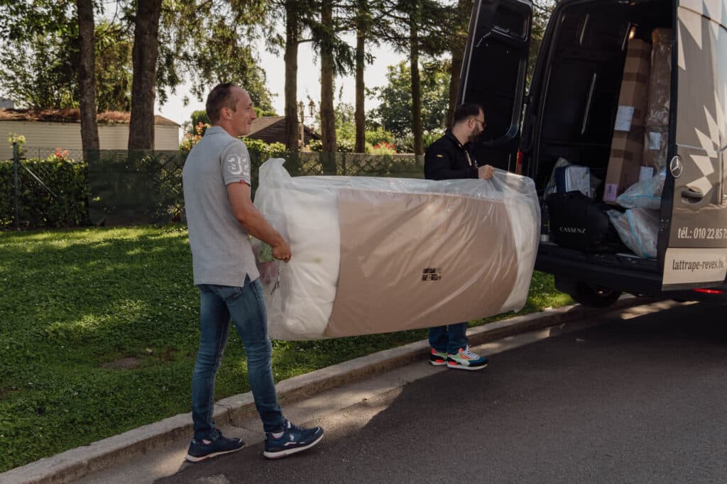 Livraison d'un matelas par l'équipe