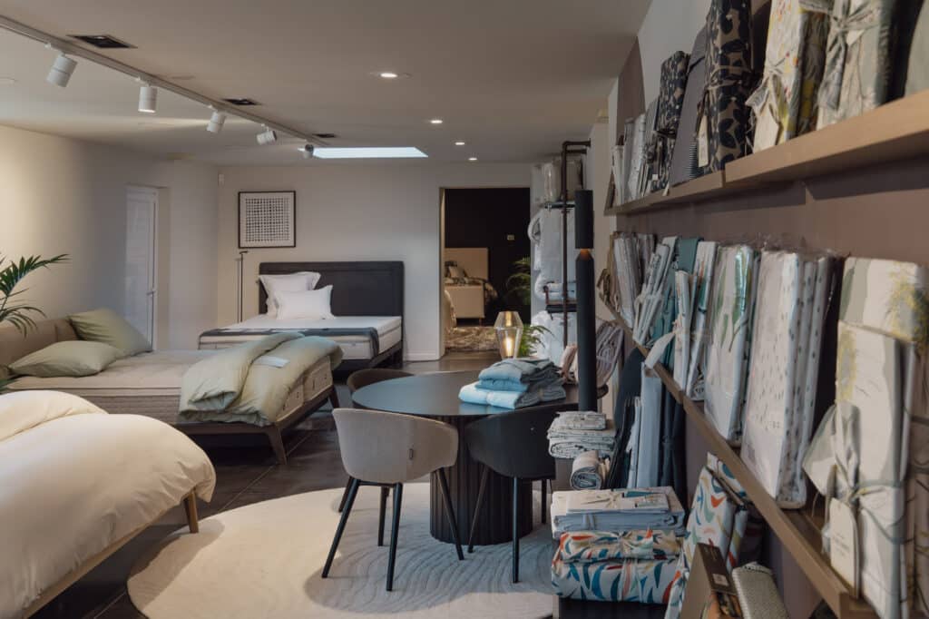 Plusieurs literies présentées côte à côte en showroom